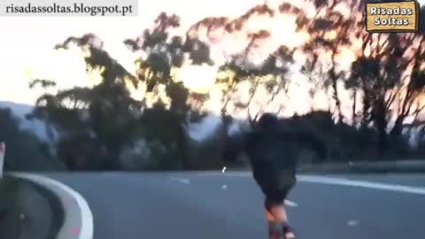 Young skateboarder risked the dangerous dangerous road in Australia