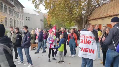 Zürich / Schweiz - Hunderte Corona-Massnahmen Kritiker marschieren durch die Stadt - 30.10.2021