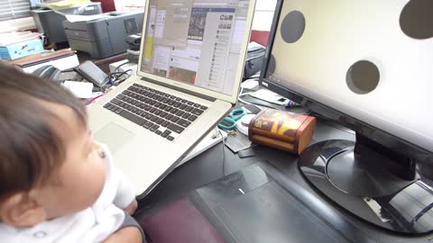 Llanto de bebé instantáneamente detenido por los dibujos de una computadora