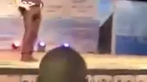 بالفيديو.. تسريب مقطع من مسرحية لطفي العبدلي في قرقنة :"ممّاتي تحكي برشا كلام زايد.. هاو شنية تقول"!