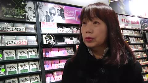 Japanese fans get emotional about Bowie's death at Tokyo store