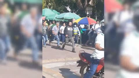 Video: Agentes de tránsito de Lebrija fueron atacados por motociclistas