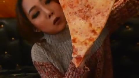 The beautiful woman who eats the largest pizza in the world