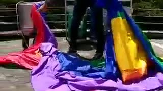 Video registró momento en que ciudadanos destruyeron bandera Lgbti en Medellín