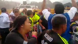 Hombres de la Guardia Venezolana rompieron la barrera y desertaron 2