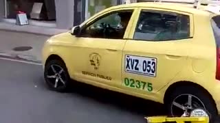 Video: En Bucaramanga, taxista intentó evadirse, a pesar de tener un cepo instalado