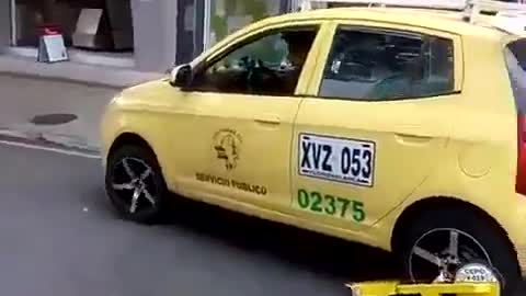 Video: En Bucaramanga, taxista intentó evadirse, a pesar de tener un cepo instalado