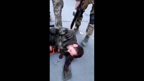Des soldats ukrainiens tirent à bout portant dans les jambes de prisonniers russes ligotés