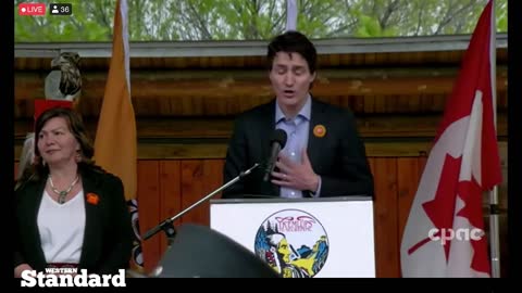 WATCH: Trudeau met with booing hecklers during visit to Kamloops memorial