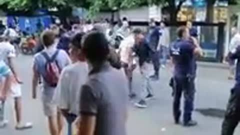 عاجل / بالفيديو : مواطن يحاول إضرام النار في جسده بشارع الحبيب بورقيبة.. والأمن يتدخّل