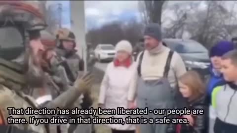 Colonel Russe aide civils Ukrainiens