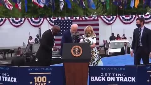 "I'm in trouble:" President Biden spends 30 seconds frantically looking for mask for outdoor speech