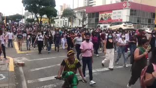 Video: Marcha por el Día de la Mujer avanza por vías de Bucaramanga