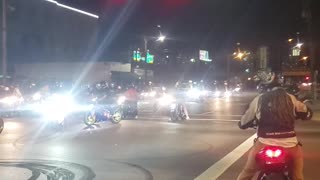 Rambunctious Bikers get Ignored by Cop in Miami