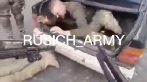 Ruská armáda objevila nacistické diverzanty ukryté v kufru auta u Charkova