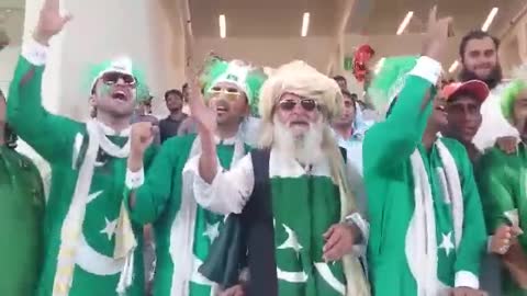 Pakistani Fans sings Patriotic song