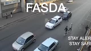 Traffic light robbery in the Joburg CBD caught on CCTV on a camera.