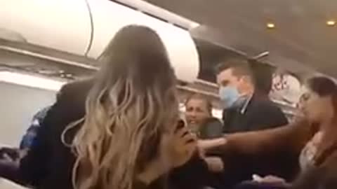 Two women clash on a plane 😂
