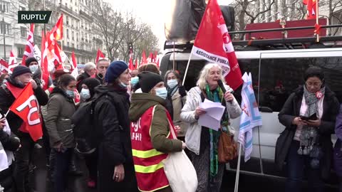 LIVE: Paris / France - Health professionals protest to 'defend and improve' the public health system