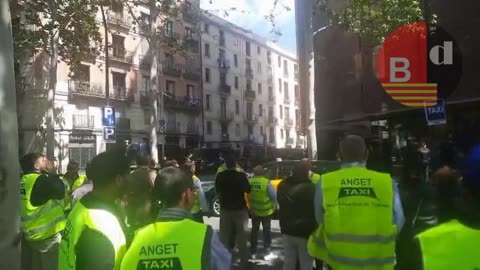 Concentración de los taxis en el hotel Barceló Raval