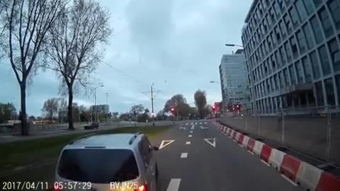 Dashcam beelden in Den Haag gozer probeert over te rijden