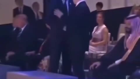 What do you notice about this video of Trudeau and Putin?