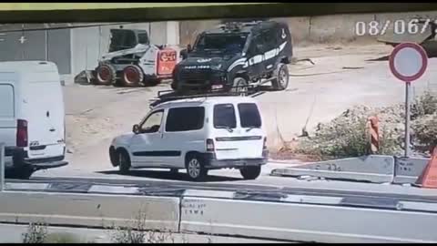 عاجل فلسطيني يختطف بندقية جندي اسرائيلي