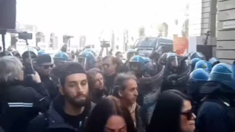 Pesante contestazione contro draghi a Torino (VIDEO)