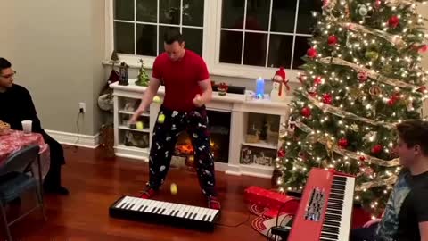 Man plays on piano by juggling with many balls
