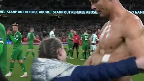 Cristiano Ronaldo gives his shirt to a young emotional fan who invades the pitch at full-time 👏 💚