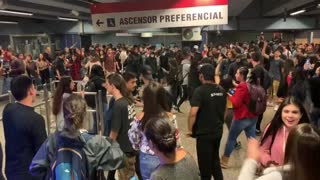 Disturbios por precio del Metro en Santiago de Chile, colapsa la ciudad