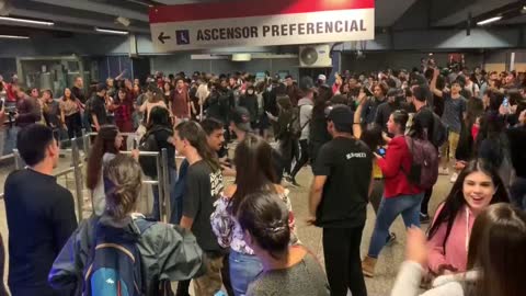 Disturbios por precio del Metro en Santiago de Chile, colapsa la ciudad