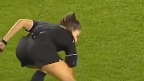 Funny reaction to female ref😏