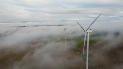 Molino de viento en un dia nublado