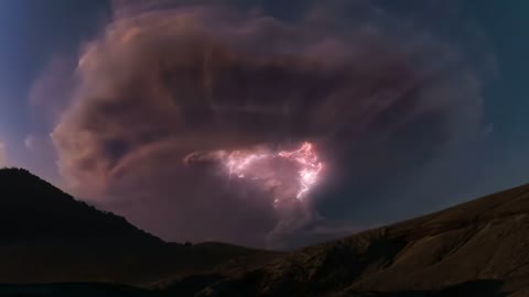 Super-charged volcanic ash cloud in Patagonia sparks dramatic lightning