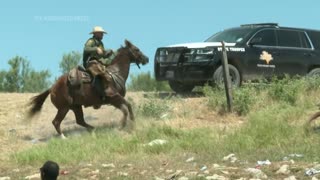 Photojournalist shows exactly what happened between a Haitian migrant and mounted CBP agent