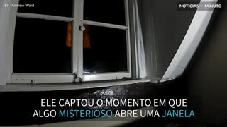 Assustador! Fantasma abre janelas de casa e proprietário registra em vídeo