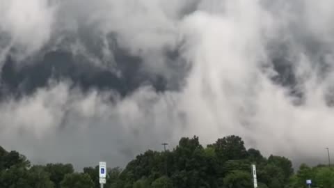 Spectacular Shelf Cloud Approaching