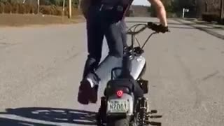 Tipo se balancea sobre una motocicleta en cámara lenta