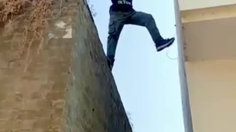 Right a climb on wall without in support Asin video