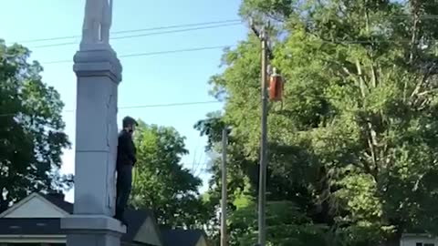 Man ties himself to Confederate monument, yells at locals to take it down