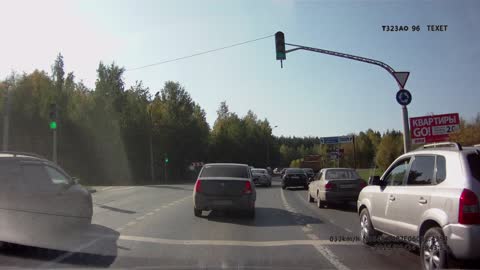 Dashcam footage captures extremely dangerous near-miss accident