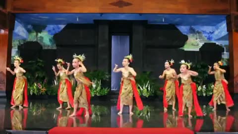 Girls dancing Indonesia traditional dance