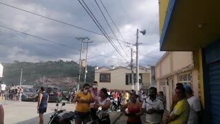 n el barrio Las Villas de Floridablanca le prendieron fuego a la moto de dos presuntos delincuentes