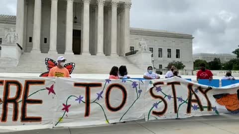 Jóvenes inmigrantes se concentran frente al Supremo ante decisión sobre programa DACA