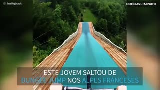 Jovem aventureiro salta de bungee jump... com bicicleta!