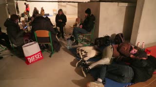 Habitantes de Kiev se refugian en el sótano de un colegio