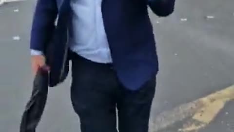 URGENT: 🇬🇧 BRITISH RACIST VIOLENT ASSAULT IN UK 🇬🇧 WHO IS THIS MAN ?