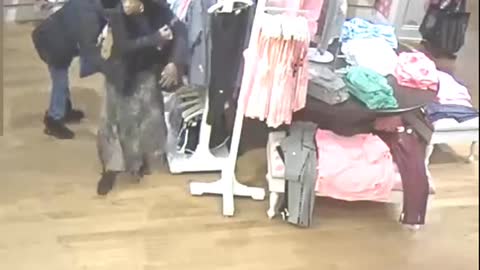 Clothes thieves use a particular technique to steal in the store.