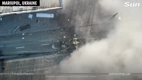 OMG/Russian forces jump out of 'Z' tank before it's destroyed by Ukraine forces in Mariupol